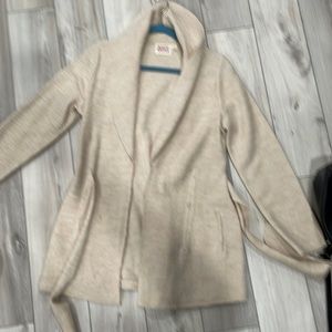 Anthropology wrap sweater in 100% wool. In fear and beige.